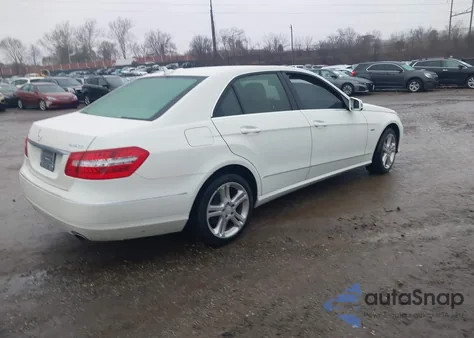 2012 Mercedes-Benz E 350 4Matic z USA, uszkodzony, nr VIN WDDHF8JB4CA613226